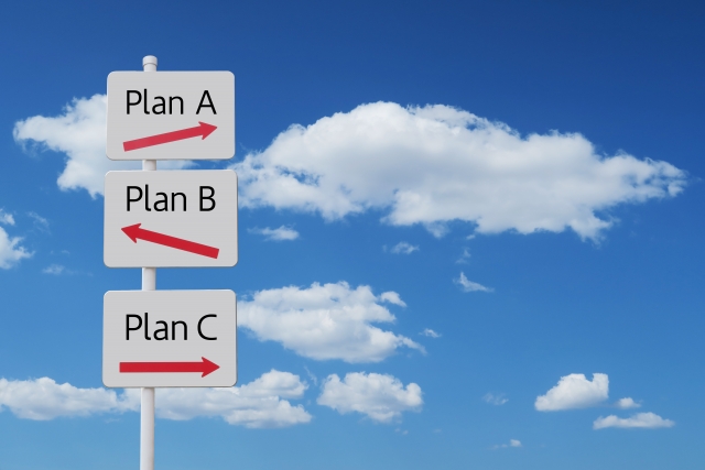 伴走型労務支援が経営者とともに思考整理を行い最適な方針を選択する予防設計支援のイメージ